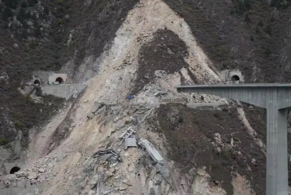 货车司机发现红旗桥裂缝后及时上报避免人员伤亡：我啥子都不要，生命更重要(图1)