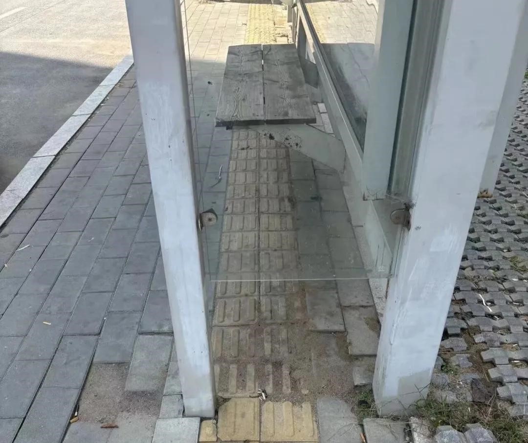 沈阳一公交站建在盲道上、悬空玻璃挡板拦住盲道 最新回应(图1)