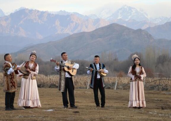 天山脚下的牧民营地乐队：用音乐奏响乡村新生活