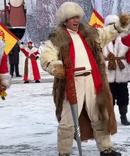 哈尔滨采冰节启幕 “头冰”出水迎冬韵